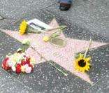 Au même moment, sur le même trottoir, une poignée de fans se réunissait pour déposer des fleurs sur l'étoile de John Lennon