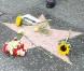 Au même moment, sur le même trottoir, une poignée de fans se réunissait pour déposer des fleurs sur l'étoile de John Lennon