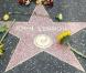 Au même moment, sur le même trottoir, une poignée de fans se réunissait pour déposer des fleurs sur l'étoile de John Lennon