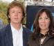 Eric Idle, Paul McCartney, Olivia Harrison, Tom Hanks et Dhani Harrison ont pris la pose devant l'étoile de George