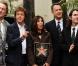 Eric Idle, Paul McCartney, Olivia Harrison, Tom Hanks et Dhani Harrison ont pris la pose devant l'étoile de George