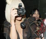 Lady Gaga, armée de son appareil photo, mitraille l'assistance à la sortie du restaurant Hakkasan à Londres, le 16 avril 2009