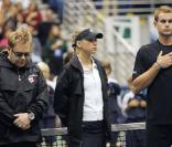  Elton John, Anna Kournikova et  Andy Roddick ecoutent l'hymne américain lors d'un tournoi Pro-Am à Los Angeles en septembre 2006 