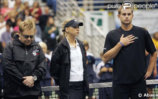  Elton John, Anna Kournikova et  Andy Roddick ecoutent l'hymne américain lors d'un tournoi Pro-Am à Los Angeles en septembre 2006 
