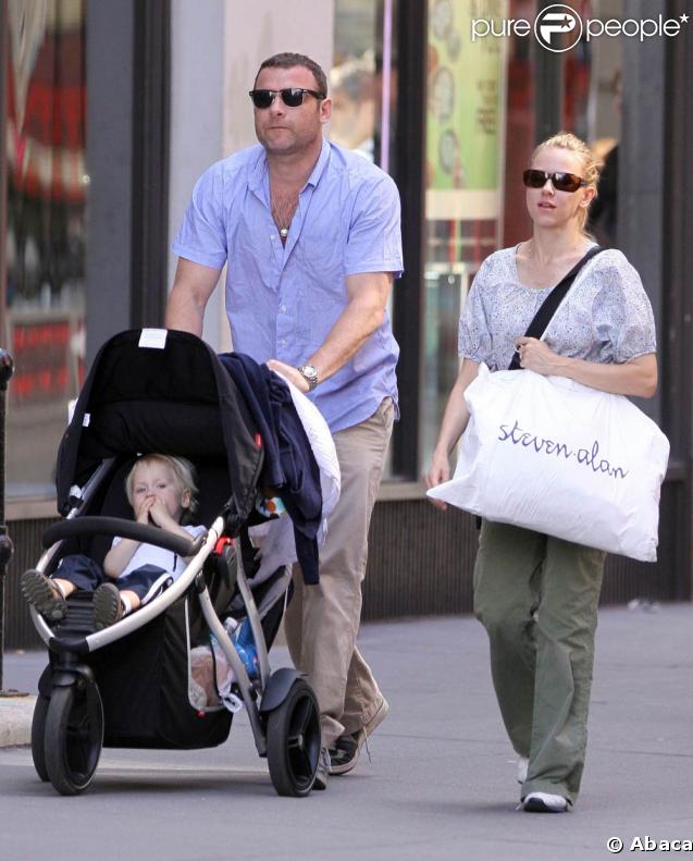 Naomi Watts et Liev Schreiber avec leurs deux enfants
