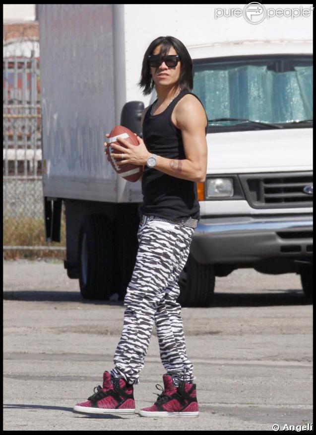 Les Black Eyed Peas, sans Fergie, sur le tournage de leur nouveau clip à Los Angeles, le 19 avril 2009. Taboo a fait du sport entre deux prises !