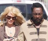 Les Black Eyed Peas, sans Fergie, sur le tournage de leur nouveau clip à Los Angeles, le 19 avril 2009. Will.I.Am en tenue de combat aux côtés d'une belle inconnue... 