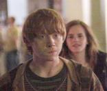 Rupert Grint et Emma Watson sur le tournage de Harry Potter et les reliques de la mort, partie 1 à Londres le 20 avril 2009