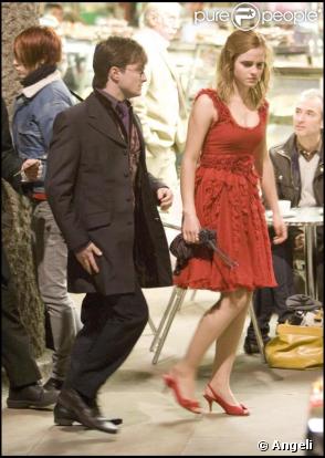 Daniel Radcliffe et Emma Watson sur le tournage de Harry Potter et les reliques de la mort, partie 1 à Londres le 20 avril 2009