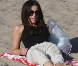 Kate Beckinsale, sa fille Lily, son mari Len Wiseman et des amis passent un agréable après-midi sur la plage de Malibu.