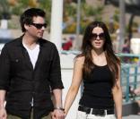 Kate Beckinsale, sa fille Lily, son mari Len Wiseman et des amis passent un agréable après-midi sur la plage de Malibu.