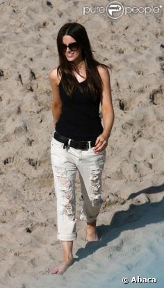 Kate Beckinsale, sa fille Lily, son mari Len Wiseman et des amis passent un agréable après-midi sur la plage de Malibu.