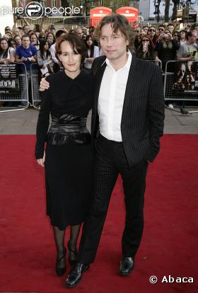 Le réalisateur Kevin MacDonald et une amie lors de la première à Londres du film Jeux de pouvoir le 21 avril 2009