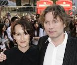 Le réalisateur Kevin MacDonald et une amie lors de la première à Londres du film Jeux de pouvoir le 21 avril 2009 