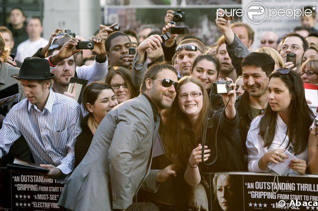 Russell Crowe prend volontiers la pose avec une fan lors de la première du film Jeux de pouvoir à Londres le 21 avril 2009 