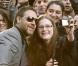 Russell Crowe prend volontiers la pose avec une fan lors de la première du film Jeux de pouvoir à Londres le 21 avril 2009 