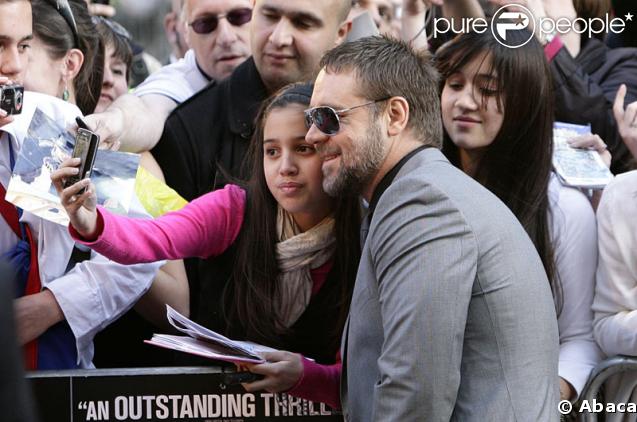 Russell Crowe continue de poser pour ses admiratrices de toutes les générations lors de la première du film Jeux de pouvoir à Londres le 21 avril 2009