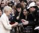 Helen Mirren prend part à la séance d'autographes lors de la première du film Jeux de pouvoir à Londres le 21 avril 2009