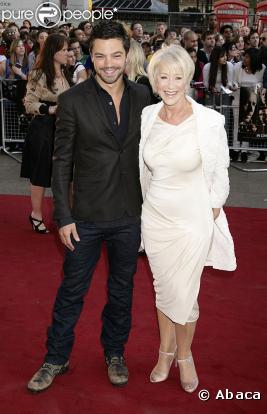 Les comédiens britanniques Dominic Cooper et Helen Mirren lors de la première du film Jeux de pouvoir à Londres le 21 avril 2009