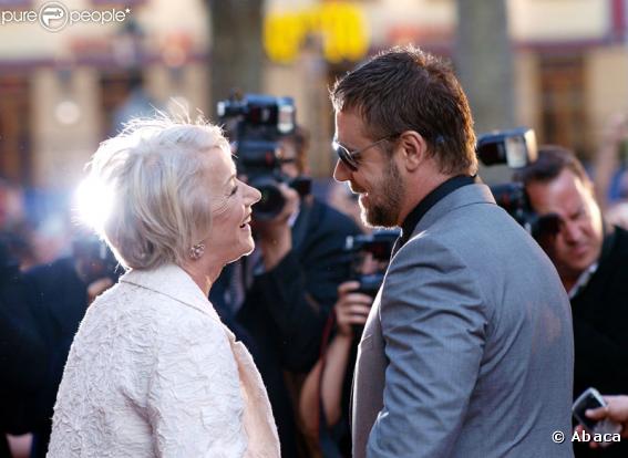 Helen Mirren et Russell Crowe s'échangent des regards affectueux lors de la première du film Jeux de pouvoir à Londres le 21 avril 2009