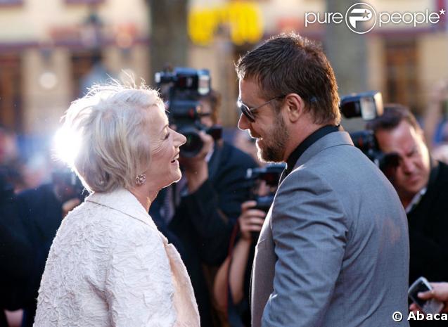 Helen Mirren et Russell Crowe s'échangent des regards affectueux lors de la première du film Jeux de pouvoir à Londres le 21 avril 2009