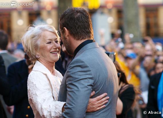 Russell Crowe et Helen Mirren ont du mal à se contenir devant les photographes lors de la première du film Jeux de pouvoir à Londres le 21 avril 2009