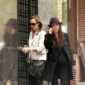 Quand la magnifique Elsa Pataky, en look casual, se fait une sortie avec... maman !