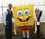  Nick Cannon en compagnie de son nouvel ami,  Bob l'éponge  le 22 avril 2009 sur l'Empire State Building pour la Journée mondiale de la Terre 