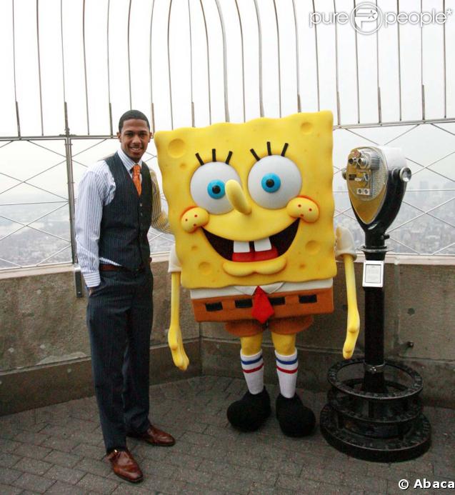  Nick Cannon en compagnie de son nouvel ami,  Bob l'éponge  le 22 avril 2009 sur l'Empire State Building pour la Journée mondiale de la Terre 