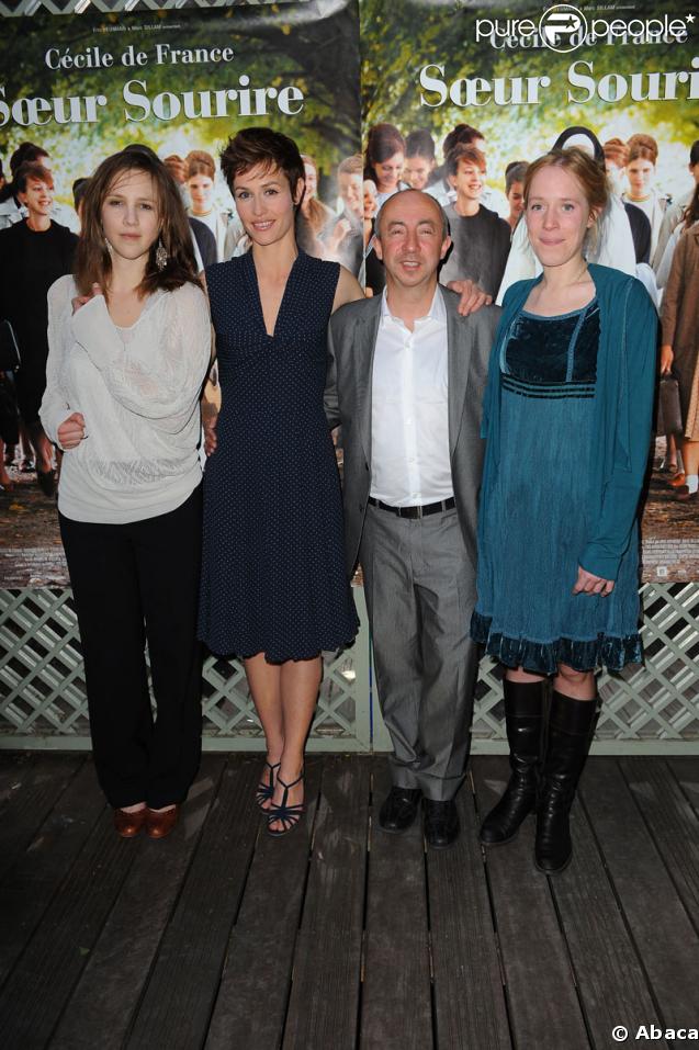 Marie Kremer, Cécile de France, le réalisateur Stijn Coninx et Christelle Cornil lors de la première du film Soeur Sourire à Paris le 23 avril 2009