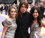 Miley Cyrus en compagnie de son père et de Demi Lovato à la Première du film Hannah Montana, à Londres