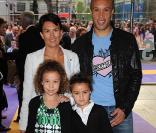 Le footballeur Mickael Silvestre et sa famille à la Première du film Hannah Montana, à Londres