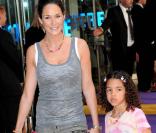 Claire Merry (ex- de Thierry Henry) avec sa fille  Tea à la Première du film Hannah Montana, à Londres