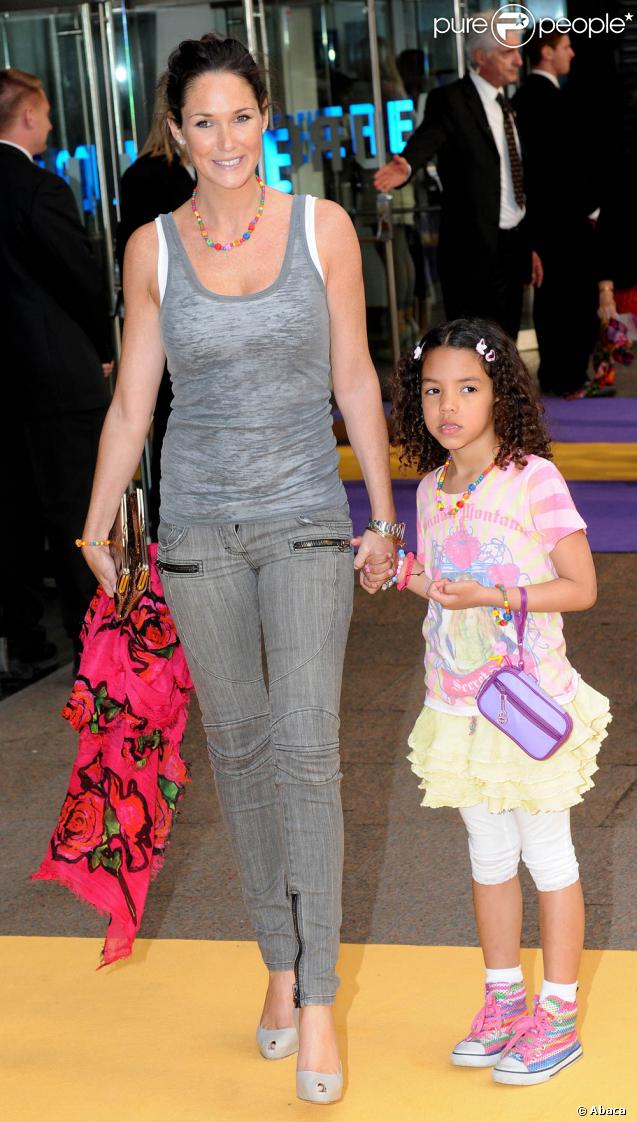 Claire Merry (ex- de Thierry Henry) avec sa fille  Tea à la Première du film Hannah Montana, à Londres