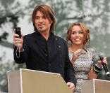 Miley Cyrus et son père à la Première du film Hannah Montana, à Londres