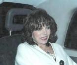 L'actrice anglaise Joan Collins et son mari Percy Gibson à la sortie du restaurant Nobu à Londres dans le quartier chic de Mayfait le 23 avril 2009
