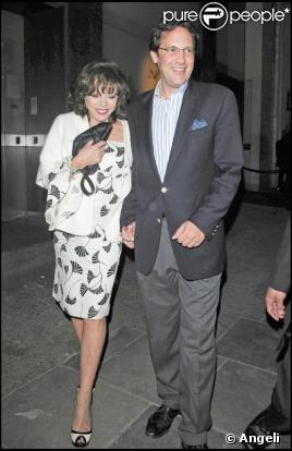 L'actrice anglaise Joan Collins et son mari Percy Gibson à la sortie du restaurant Nobu à Londres dans le quartier chic de Mayfait le 23 avril 2009