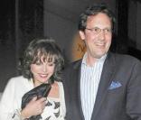 L\'actrice anglaise Joan Collins et son mari Percy Gibson à la sortie du restaurant Nobu à Londres dans le quartier chic de Mayfait le 23 avril 2009