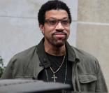 Lionel Richie quitte l'hôtel George V à Paris, le 11 avril dernier 