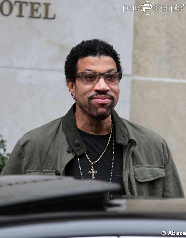Lionel Richie quitte l'hôtel George V à Paris, le 11 avril dernier 