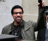 Lionel Richie quitte l'hôtel George V à Paris, le 11 avril dernier