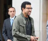 Lionel Richie quitte l'hôtel George V à Paris, le 11 avril 2009