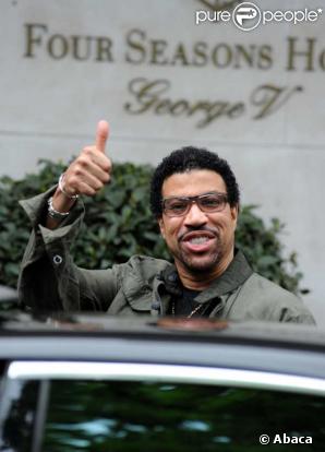 Lionel Richie quitte l'hôtel George V à Paris, le 11 avril 2009