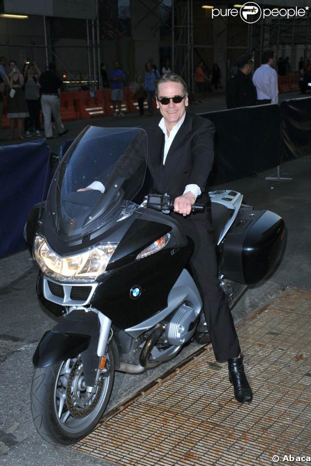 Jeremy Irons arrive en moto, lors de la soirée hommage à Tom Hanks, à l'occasion du 36e Film Society of Licoln Center's Gala, au Alice Tully Hall de New York, le 27 avril 2009 !