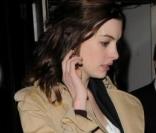 Anne Hathaway avec son trench Burberry