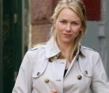 Pour Naomi Watts ce sera un trench Burberry crème  