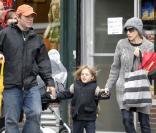 Sarah Jessica Parker avec Matthew Broderick et leur fils James en octobre 2008   