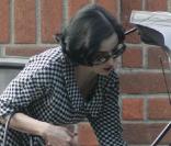 Dita Von Teese, le 28 avril 2009, sur un parking de supermarché de Los Angeles. Ben oui, il faut bien qu'elle remplisse son frigo elle aussi !