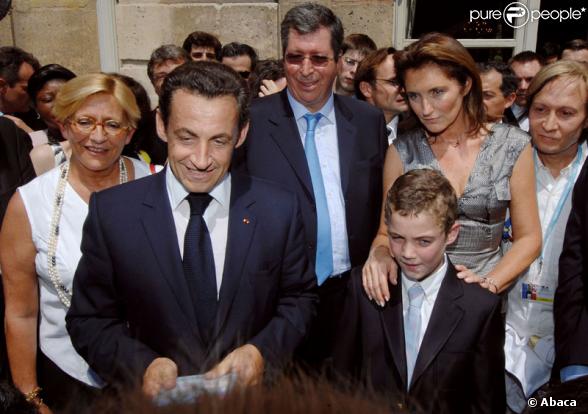 Nicolas Sarkozy et son ex-femme Cécilia écoutent Les Petits Chanteurs à la Croix de Bois durant la Garden Party de L'Elysée le 14 juillet 2007 