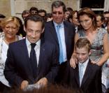 Nicolas Sarkozy et son ex-femme Cécilia écoutent Les Petits Chanteurs à la Croix de Bois durant la Garden Party de L'Elysée le 14 juillet 2007 